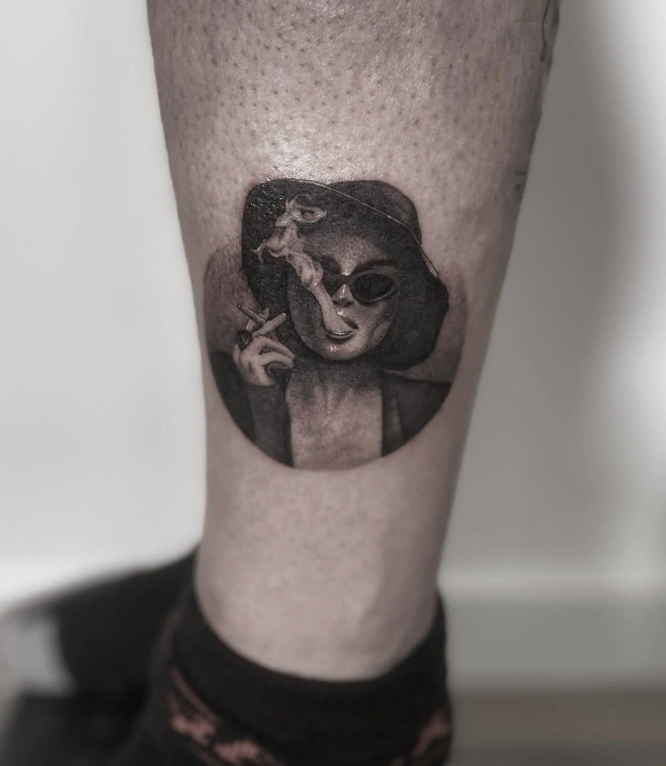 Round portrait of a smoking woman in sunglasses, on the calf